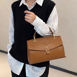 Casimira Sac Compact en Cuir Italien avec Rabat Enveloppe et Poignée Casimira Sac Compact en Cuir Italien avec Rabat Enveloppe et Poignée
